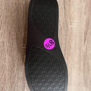 Donald Pliner Fiji sandals. New without tags. Size 8.5